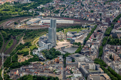 Büro- und Unternehmensverwaltungs Hochhaus- Gebäude des Kölnturms am Media- Park im Ortsteil Neustadt-Nord in Köln im Bundesland Nordrhein-Westfalen, Deutschland. 