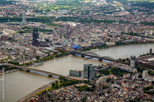 Stadt Köln von der rechten Rheinseite mit Dom und Hauptbahnhof. 