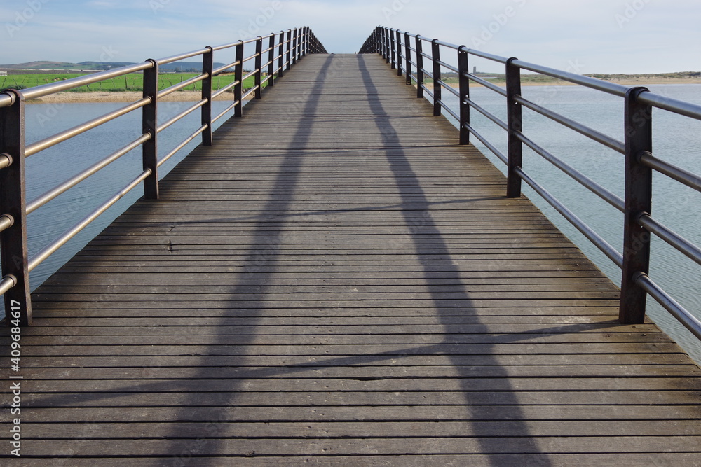 Obraz premium Perspectiva frontal del puente peatonal sobre el Río Salado en Conil de la Frontera.