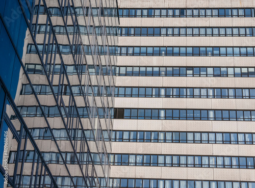 Abstrakte Fassade eines modernen Bürogebäudes in Hamburg, Deutschland