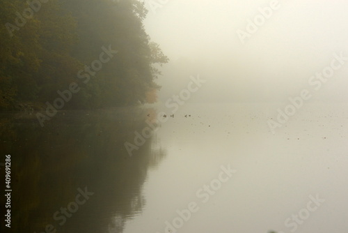Spiegelungen am herbstlichen See