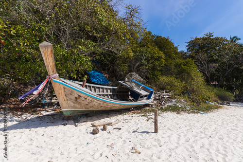 Fényképezés A broken boat stands on the sand