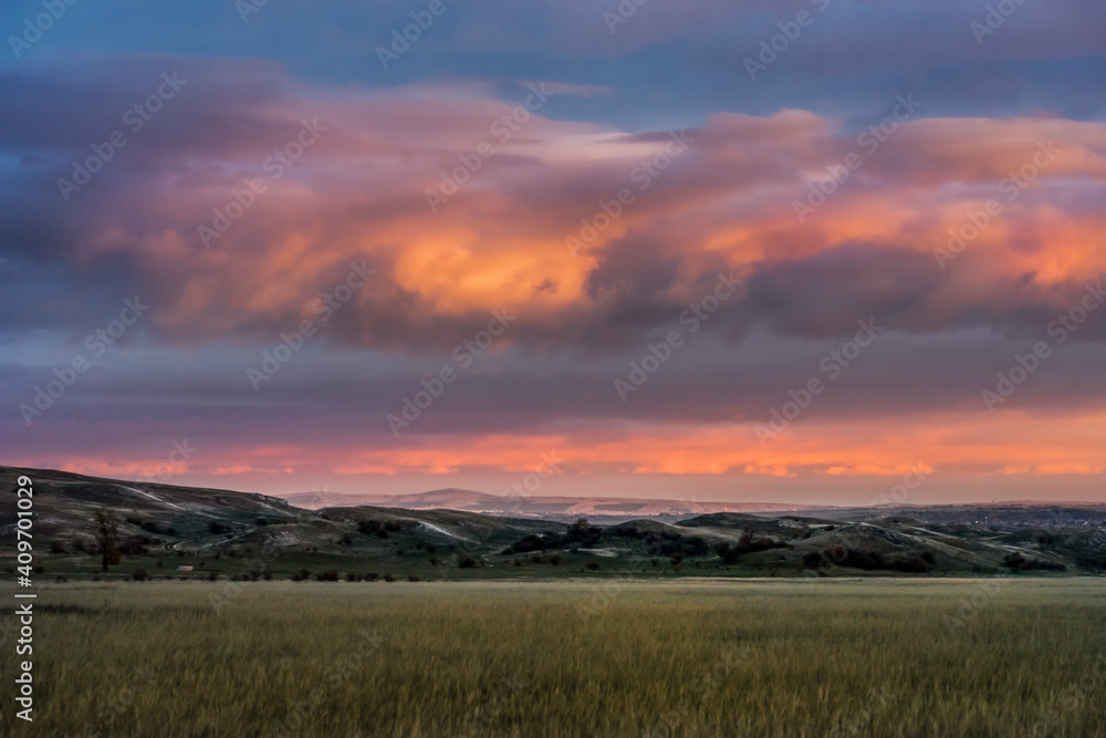 Obraz premium sunset over the field