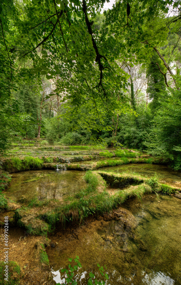 Obraz premium Le Dard près de sa source à Baume-les-Messieurs, Jura, France