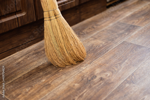 Fotografía Cleanliness and order at home, a broom of sorghum for sweeping is on the floor a