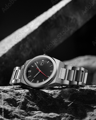 Fotografia Luxury watch lay on a stone structure