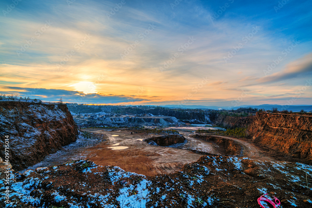 Obraz premium The open-cast mine in Groß Kamsdorf, a district of Unterwellenborn in Thuringia, is known for its long-standing mining tradition that stretches back several centuries.