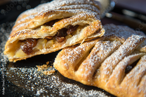Obraz na płótnie Traditional homemade apple strudel. w salonie