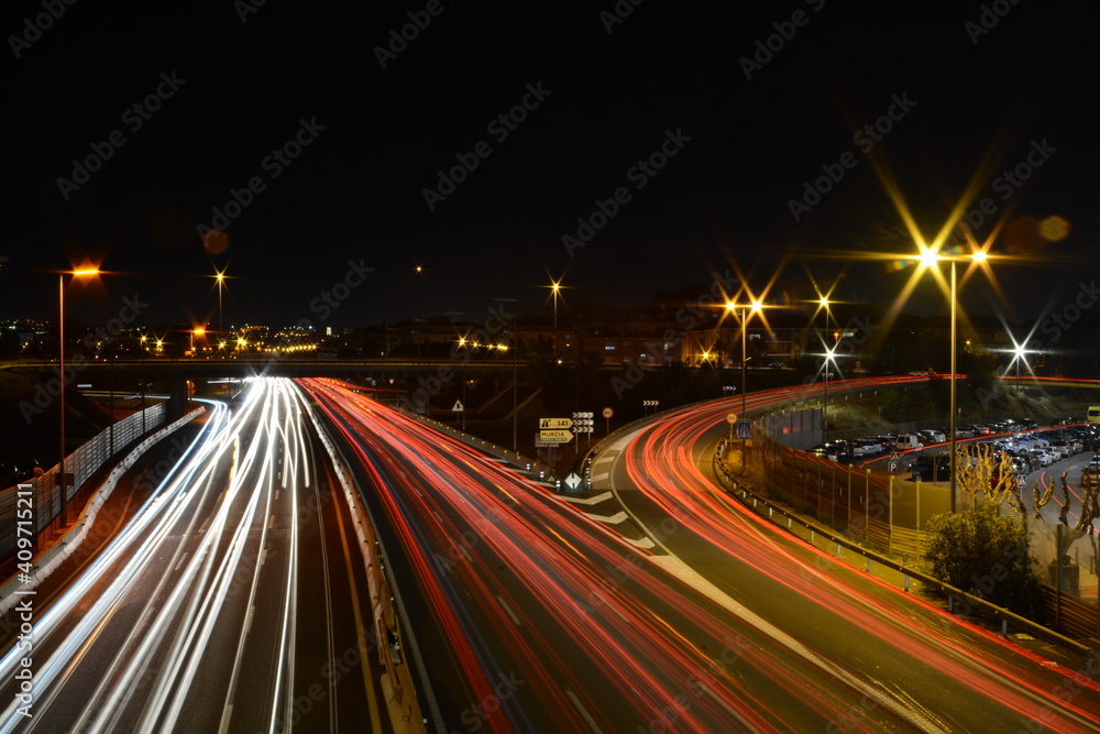 Autopista de noche a larga exposición.