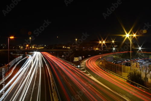 Autopista de noche a larga exposición.