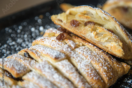 Obraz na płótnie Traditional homemade apple strudel. w salonie