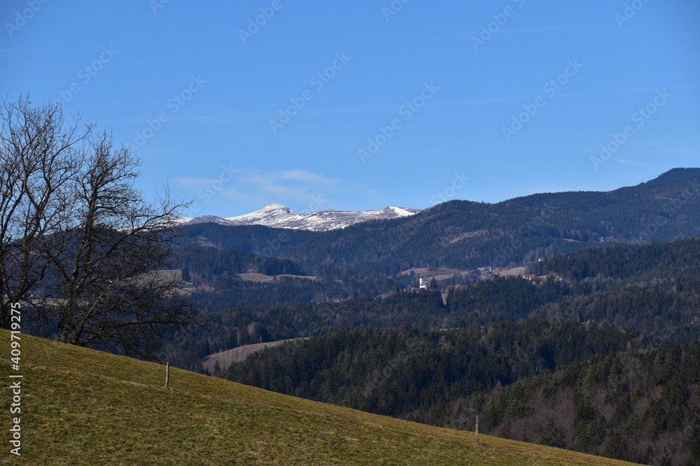 Blick auf die Koralm und St. Oswald, Steiermark, Österreich