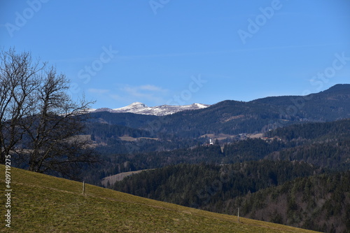 Blick auf die Koralm und St. Oswald, Steiermark, Österreich