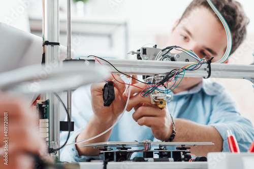 Obraz na płótnie Young engineer using a 3D printer