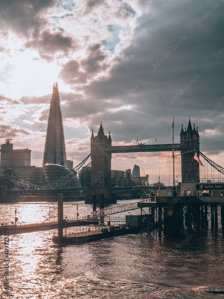 Naklejka premium Tower Bridge at a beautiful afternoon