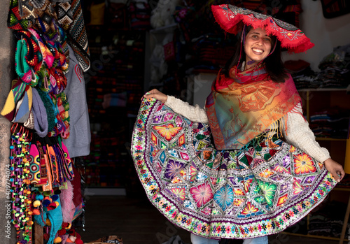 Mujer con traje típico, Vestido tradicional de la ciudad de Cusco, Perú. Turista en Cusco, Perú. 