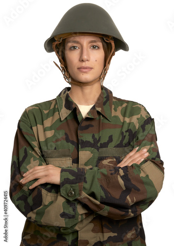 Foto Portrait of beautiful female soldier looking in serious way with helmet and unif