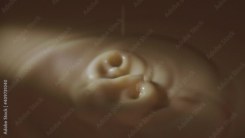 Sahne tropft in Milch - Zeitlupe