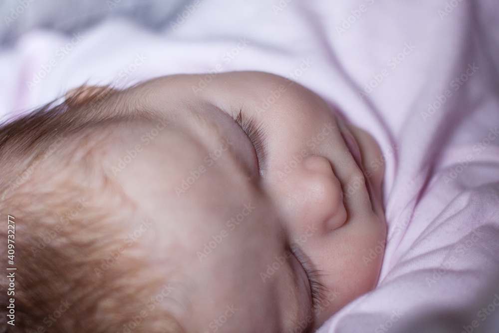 Süsses Baby mit rosa Kleid schläft friedlich Süsses Baby mit rosa Kleid schläft friedlich
