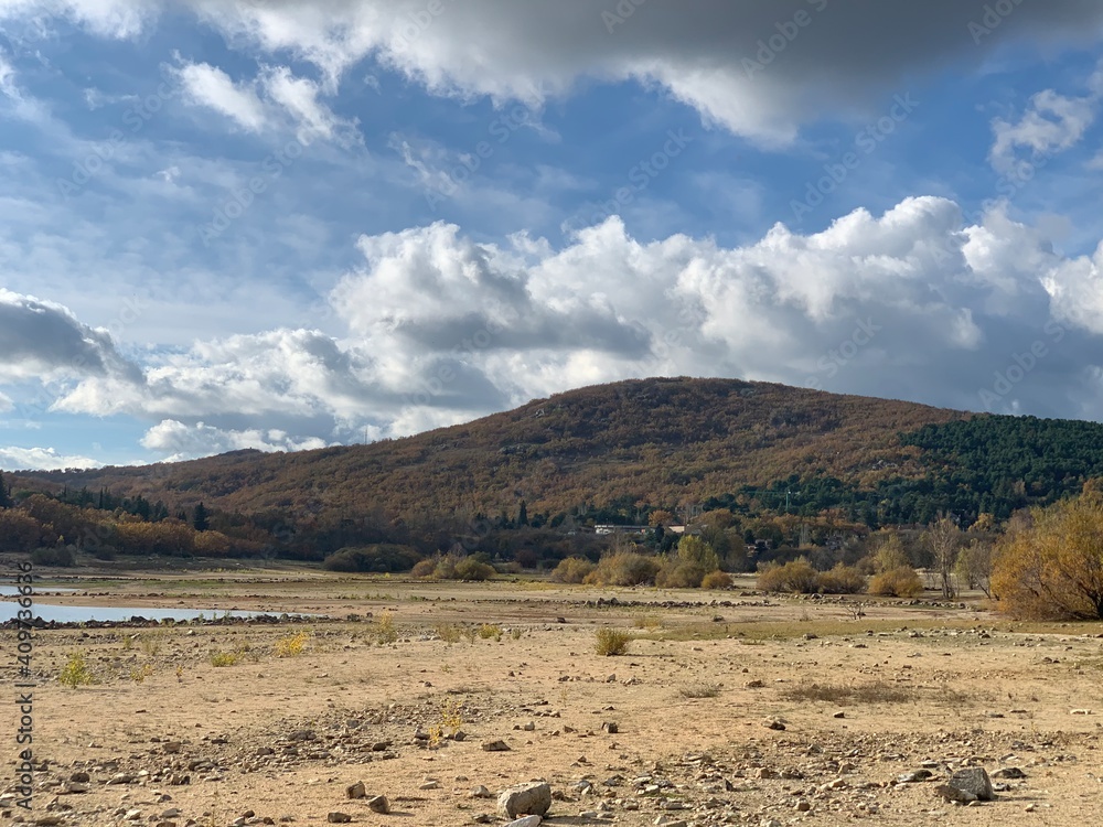 Naklejka premium landscape with mountains and clouds