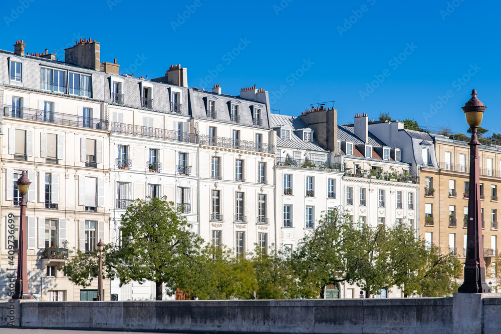  Paris, ile saint-louis and quai de Bethune, beautiful ancient buildings, panorama on the Tournelle bridge
