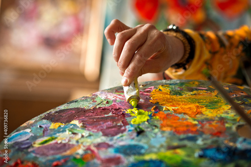 The artist mixes oil paints on the palette 2898.