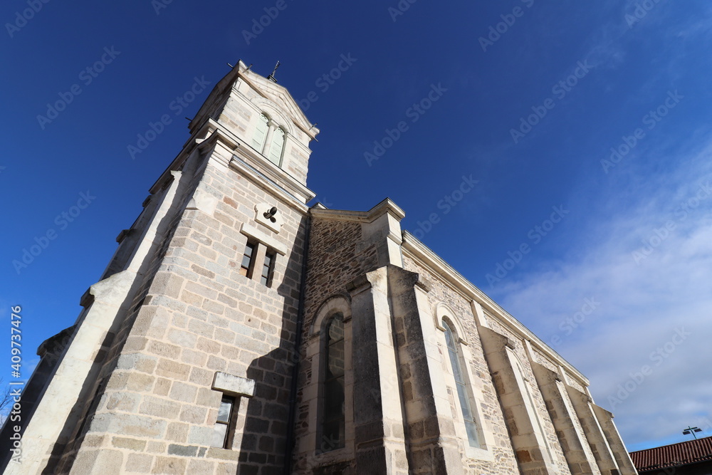Obraz premium L'église catholique Saint Jean Baptiste à Saint Jean de Touslas vue de l'extérieur, ville de Beauvallon, département du Rhône, France