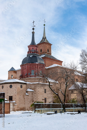 Foto chapel of the holy hosts in the city of alcala de henares view from saint lucas