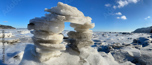 un inukshuk devant le fleuve gelé photo