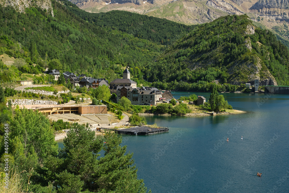 Obraz premium view of the Lanuza reservoir located in the Aragonese Pyrenees in the province of Huesca, Spain