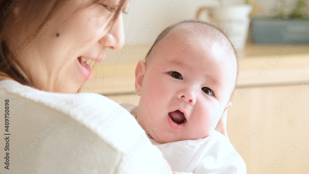 赤ちゃんを抱きしめるお母さん