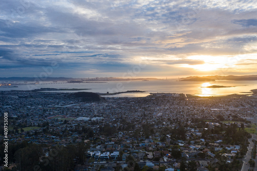 Fototapeta Naklejka Na Ścianę i Meble -  The sun sets over the San Francisco Bay Area in California. This heavily populated region includes the cities of San Francisco, Oakland, Berkeley, Emeryville, El Cerrito, Richmond, and more.