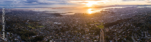Foto The sun sets over the San Francisco Bay Area in California