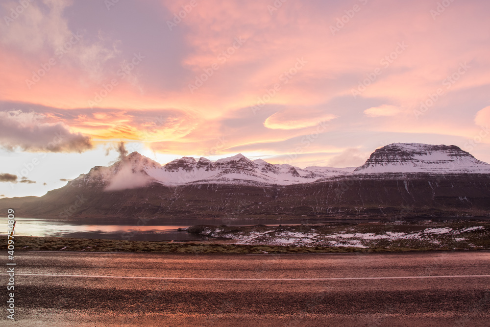Obraz premium The sunset in Berufjordur fjord in east icelandic countryside