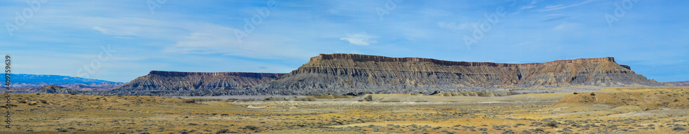 Desert Landscape in Souther Utah, southwest USA, cliffs, mesa, mountains, vegetation, and great views
