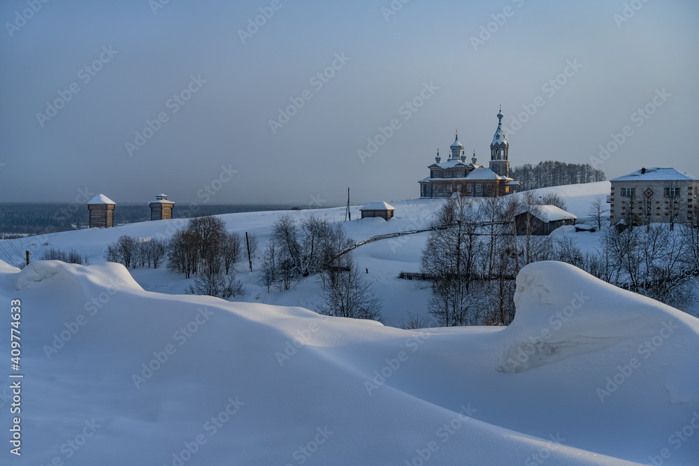 Obraz premium Panoramic view of the ancient city of Cherdyn (Northern Ural Russia), located on several hills. Historic center with beautiful wooden churches and houses and deep snow on a winter day 