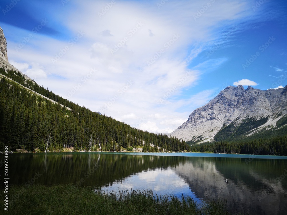 Naklejka premium 大自然に囲まれた青い湖