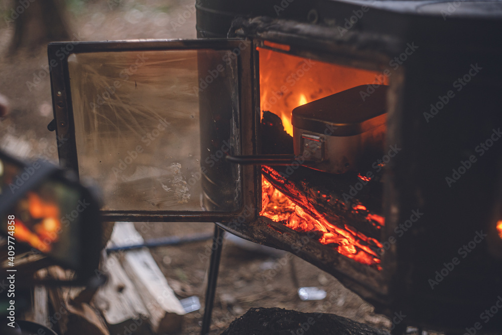 冬のキャンプ 野外で薪ストーブのアウトドア料理 Stock Photo Adobe Stock