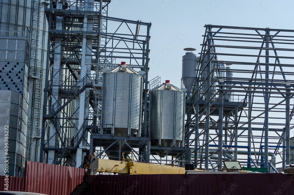 Metal cylindrical silo and support metal structure for the loading conveyor. Metal cylindrical silo and support metal structure for the loading conveyor.