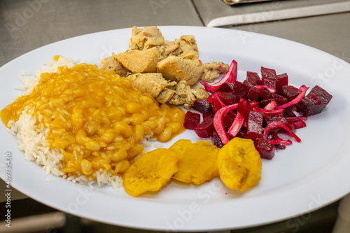 bandera de la cocina dominicana, arroz para cocinar, pollo, ensalada, arroz blanco, comida sabrosa photo