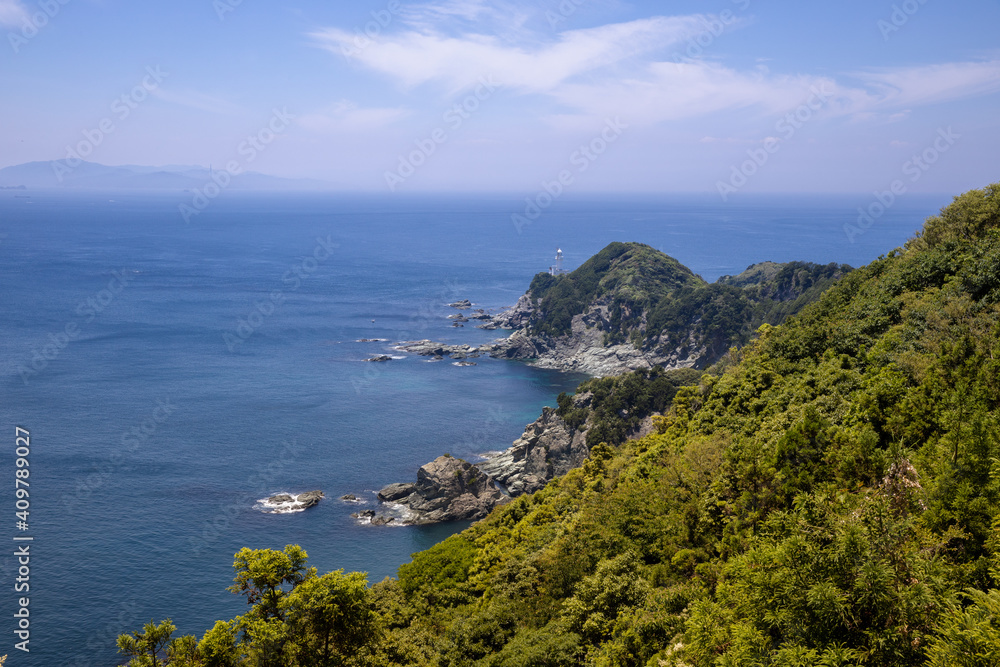 Fototapeta premium 水尻展望台から見た佐田岬灯台（愛媛県伊方町）
