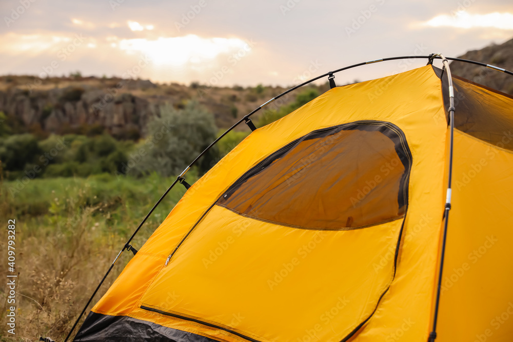 Camping tent in countryside on sunny day - obrazy, fototapety, plakaty 