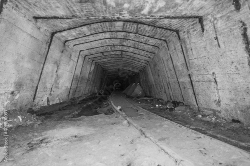 alte höhle mit felsenkeller untertage mit Wasser photo