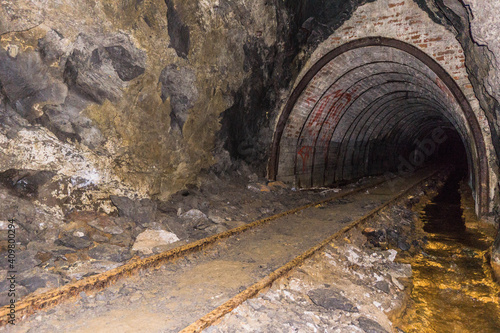 alte höhle mit felsenkeller untertage mit Wasser photo