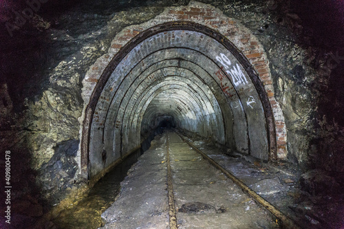 alte höhle mit felsenkeller untertage mit Wasser photo