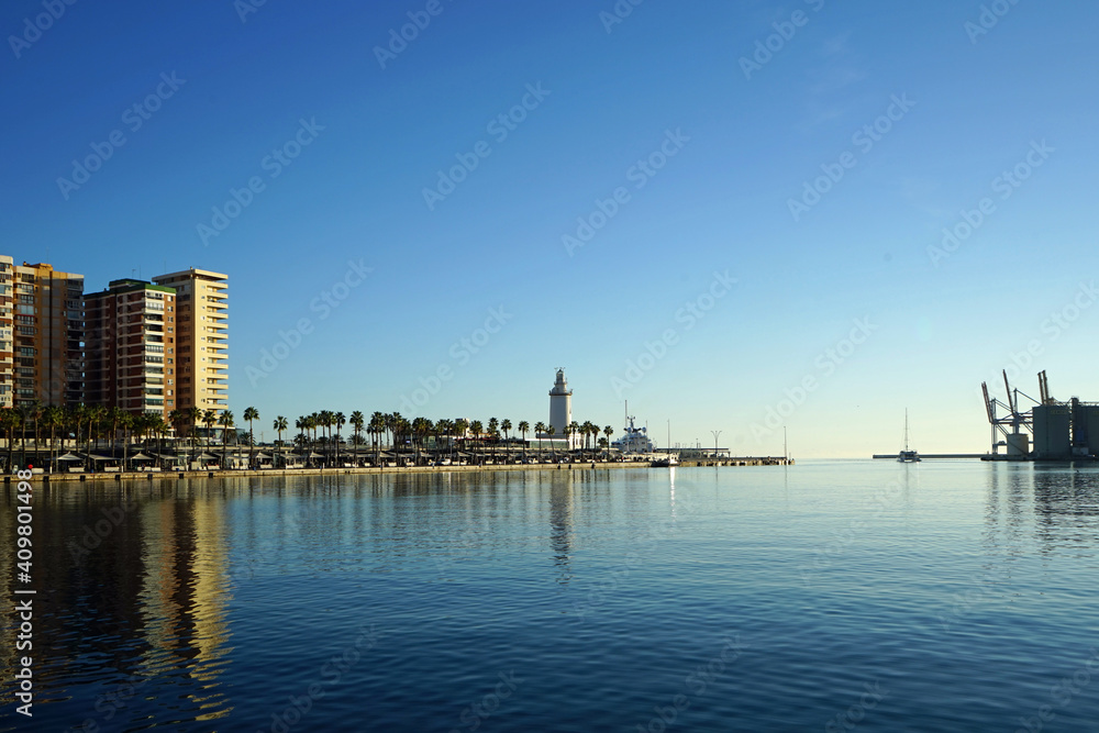Malaga zur Weihnachtszeit im Dezember, der Leuchtturm mit seiner Halbinsel und Palmen