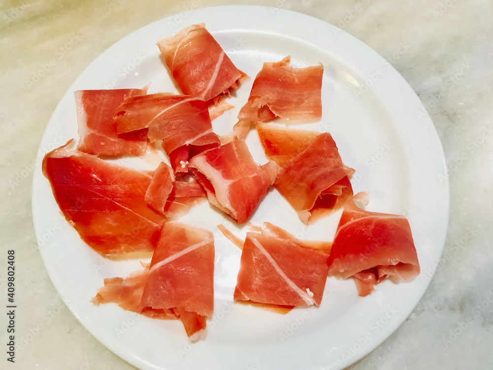Plato de jamón serrano servido en un restaurante. Un plato típico de comida española servido en tapa. Plato de jamón serrano servido en un restaurante. Un plato típico de comida española servido en tapa.