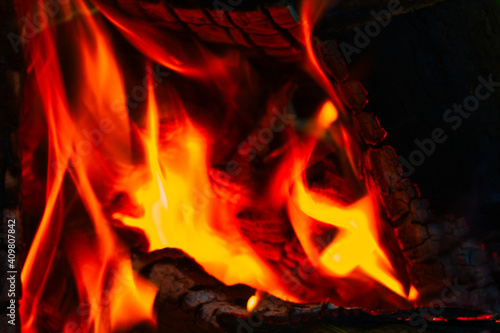 Lagerfeuer Holz gestapelt 