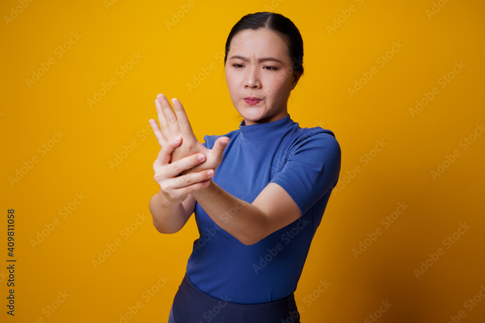 Asian woman was sick with body pain. Asian woman was sick with body pain.