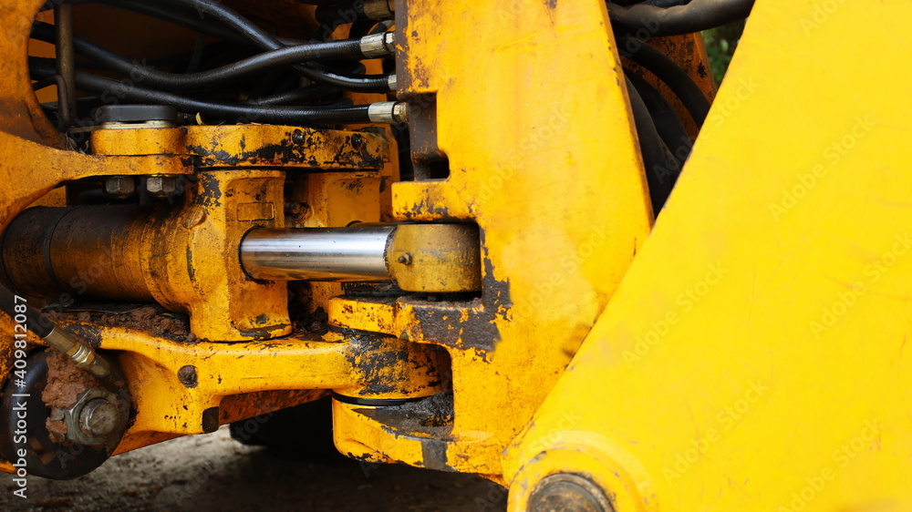 Cylinder and rod with dirty hydraulic hoses. Prolonged use of heavy